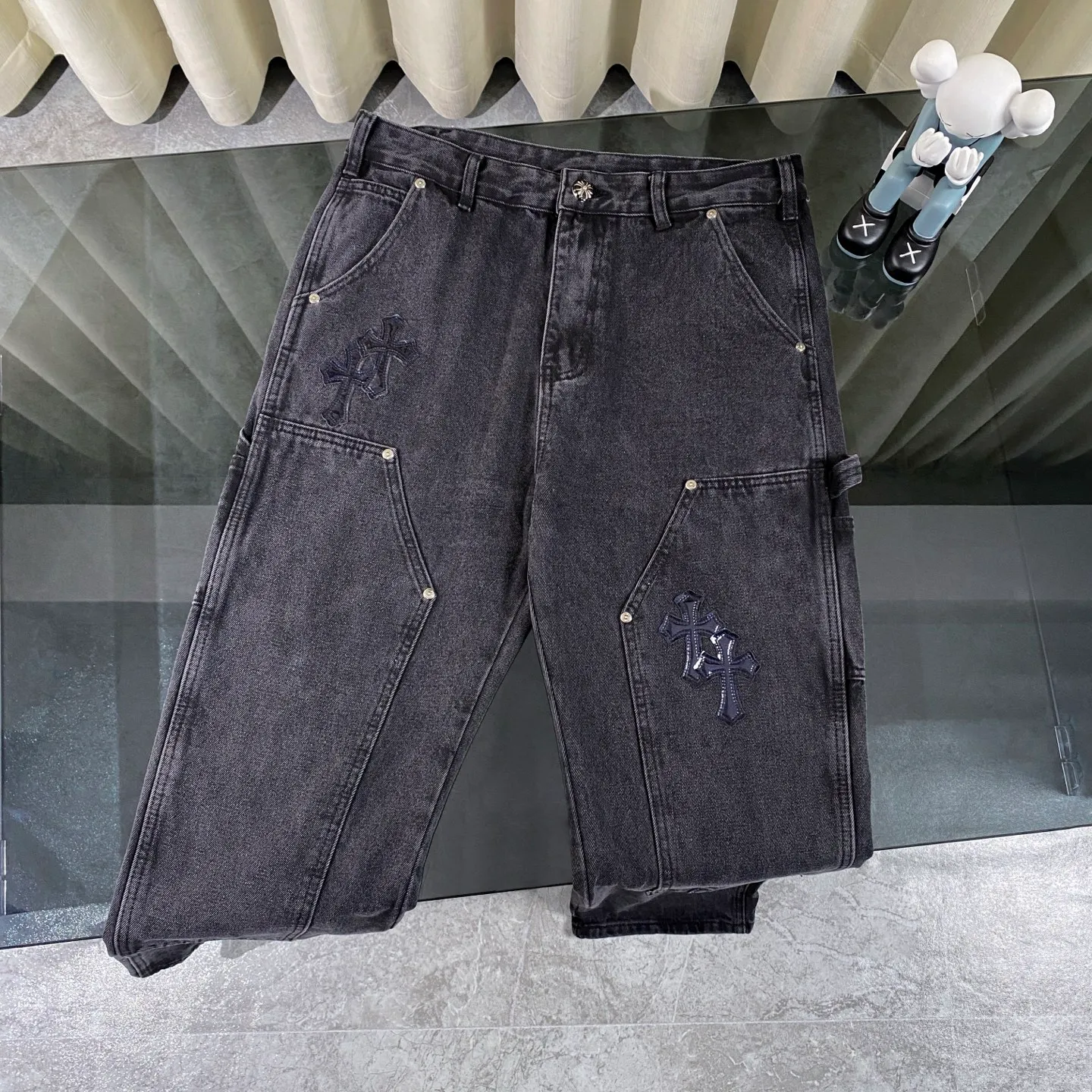 P270 CH Chromehearts limited edition work jeans denim logging pants, cabinet price 34W level, patchwork cross pattern embellishment, washed jeans! ! An absolutely high-end luxury product, a 1.9W-level god-level single product, a super popular product, made by top heavy industry, a magic weapon that cannot be missed! [About Zangyin] This is an extremely luxurious fashion brand that can also be called the aristocracy of the high street. It has always been an exclusive brand for some hipsters or rich second generations. Compared with ordinary high streets, it is more luxurious and noble. Compared with luxury brands, it is more fashionable and individual. It has always been a brand that I have a special liking for. [Top heavy industry fashion design] Consistently high-street luxury style. Speaking of this style, the Zangyin family and GU family are definitely the leading representative brands. Especially the Zangyin family has really achieved a state-of-the-art effect in creating high-street style. The unique washed material is used to create this style. The color system is already quite eye-catching. After it is decorated with patchwork cross flowers, it cleverly highlights the charm of the brand. Secondly, this style uses classic The high-waist cutting design highlights the long legs and fashionable temperament of the upper body. The brand is highly recognizable and the slim fit configuration is more suitable for daily wear. It is a product that interprets personality, fashion, and specifications at a glance. This single product is enough to make any fan excited. It can be a white T-shirt for a youthful college style, or a tight suspender for a royal style. It has strong matching ability and can be easily controlled by men.  [Materials and craftsmanship] Needless to say, this point goes without saying. As an excellent craftsman brand, Zangyin’s requirements for details and craftsmanship are really perfect. The washed color of this model has gone through so many processes, not to mention the embellishment of denim appliques. It is also purely hand-made and sewn. Just like what they believe in, only hand-made things have soul and have the meaning of wear. A top-notch heavy-duty fashionable denim item, I look forward to your perfect interpretation! !  Color: black gray Size: 28-34